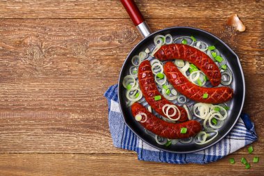 Tavada kızarmış sosis ve soğan..