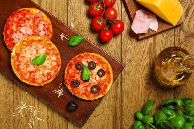 Tahtada mini pizza karışımı.