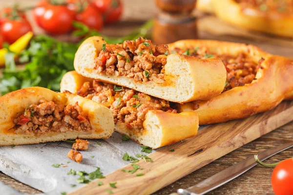 Turkse Pizza Met Vlees Kaas Zelfgemaakt Vooraanzicht — Stockfoto