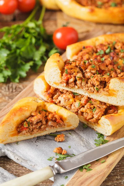 Turkse Pizza Met Vlees Kaas Zelfgemaakt Vooraanzicht — Stockfoto
