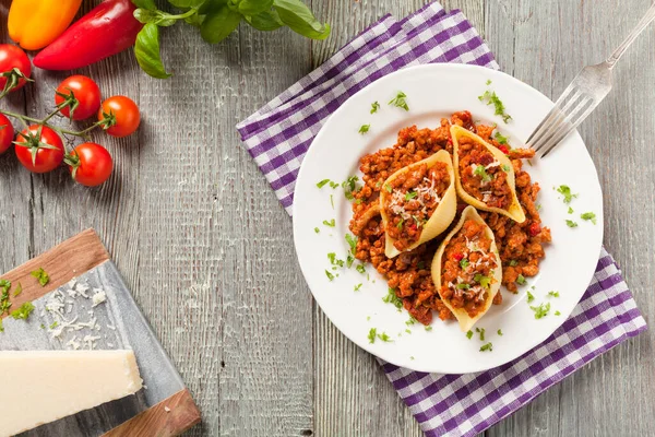 Italiaanse Pasta Conchiglioni Rigati Gevuld Met Droge Tomaten Vlees Bestrooid — Stockfoto