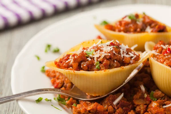 Kuru Domates Etle Doldurulmuş Talyan Conchiglioni Rigati Makarnası Peynir Serpilmiş — Stok fotoğraf