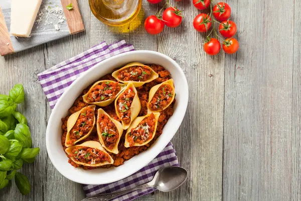 Italiaanse Pasta Conchiglioni Rigati Gevuld Met Droge Tomaten Vlees Bestrooid — Stockfoto