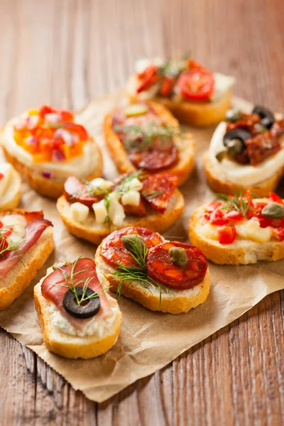 Crostini Med Olika Toppar Trä Bakgrund Utsökt Förrätt Framifrån — Stockfoto