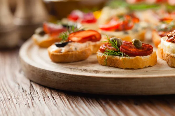 Crostini Különböző Feltétekkel Háttéren Finom Előételek Előnézet — Stock Fotó