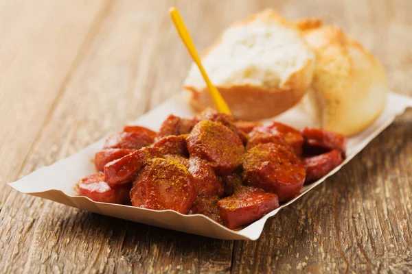 Tradiční Německý Currywurst Podávaný Jednorázovém Papírovém Tácu Čerstvou Houskou Dřevěné — Stock fotografie