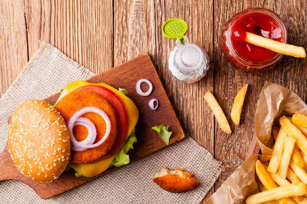 Lezzetli balık burgeri ve taze patates kızartması.. 