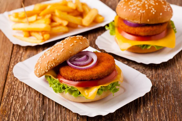 Pyszne Hamburgery Rybne Podawane Świeżymi Frytkami Podawane Papierze Spróbuj — Zdjęcie stockowe
