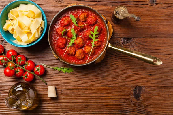 Italské Těstoviny Pappardelle Masovými Kuličkami Rajčatové Omáčce Sypané Sýrem Rukolou — Stock fotografie