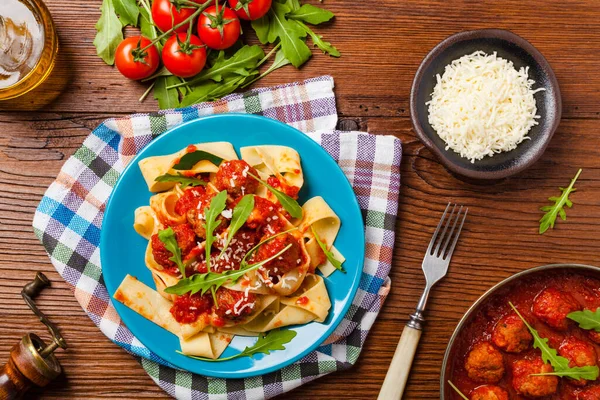 Italiaanse Pasta Pappardelle Met Gehaktballen Tomatensaus Bestrooid Met Kaas Arugula — Stockfoto