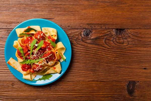 Italienische Pasta Pappardelle Mit Frikadellen Tomatensauce Bestreut Mit Käse Und — Stockfoto