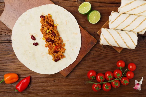 Burritos Envuelve Con Carne Frijoles Verduras Sobre Tabla Madera — Foto de Stock