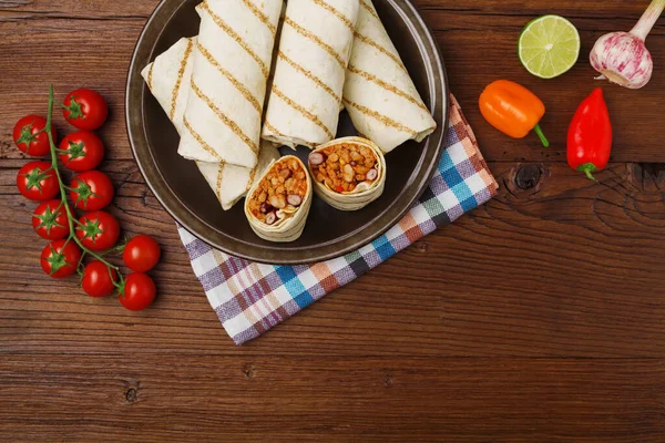 Burritos Zábaly Masem Fazolemi Zeleninou Dřevěné Desce — Stock fotografie