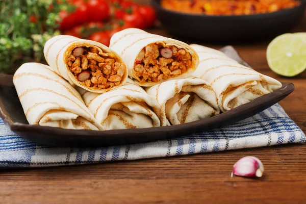 Burritos Envolve Carne Feijão Legumes Tábua Madeira — Fotografia de Stock