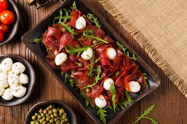 Nötkött Carpaccio Serveras Med Bollar Mozzarella Ost Ruccola Och Kapris — Stockfoto