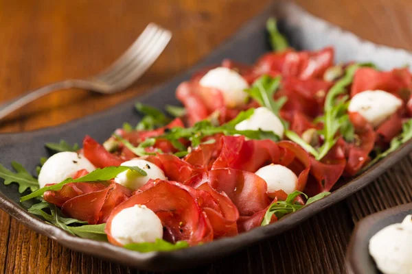 Nötkött Carpaccio Serveras Med Bollar Mozzarella Ost Ruccola Och Kapris — Stockfoto