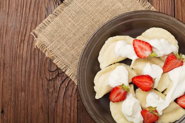 Délicieuses Boulettes Aux Fraises Fraîches Servies Avec Crème Fouettée Sucre — Photo