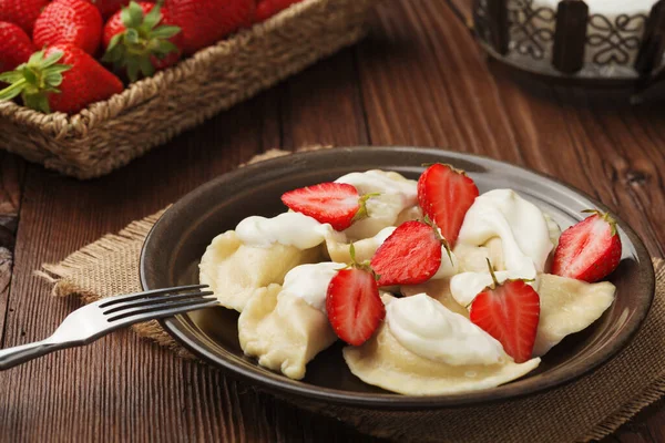 Läckra Dumplings Med Färska Jordgubbar Serveras Med Vispgrädde Och Socker — Stockfoto