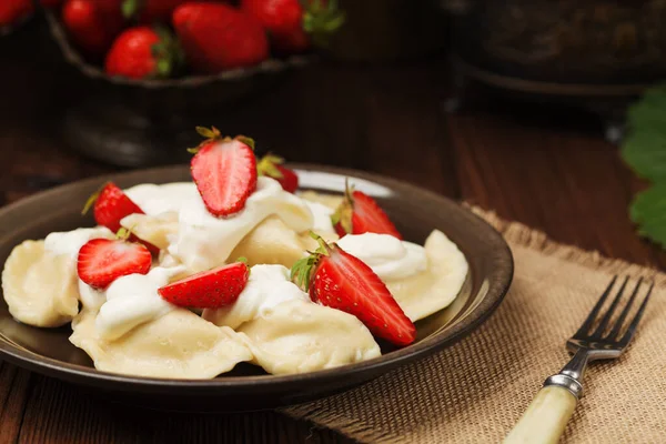 Délicieuses Boulettes Aux Fraises Fraîches Servies Avec Crème Fouettée Sucre — Photo