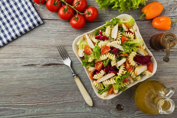 Deliziosa Insalata Pasta Con Lattuga Verde Pomodori Pollo Arrosto — Foto Stock