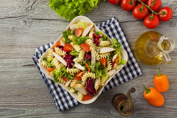 Köstlicher Nudelsalat Mit Grünem Salat Tomaten Und Gebratenem Huhn — Stockfoto