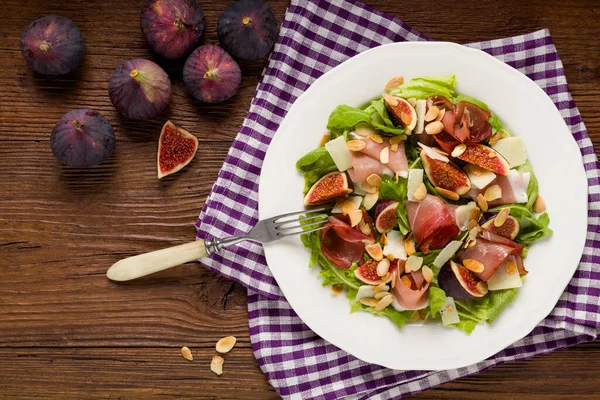 Čerstvý Salát Fíky Prosciutto Parmezánem Opečenými Mandlemi Horní Pohled — Stock fotografie