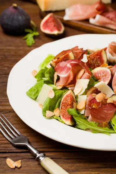 Insalata Fresca Con Fichi Prosciutto Con Parmigiano Mandorle Tostate Vista — Foto Stock