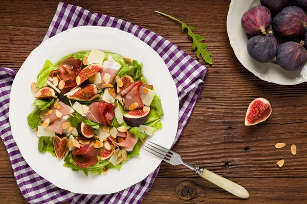 Verse Salade Met Vijgen Prosciutto Met Parmezaanse Kaas Geroosterde Amandelen — Stockfoto