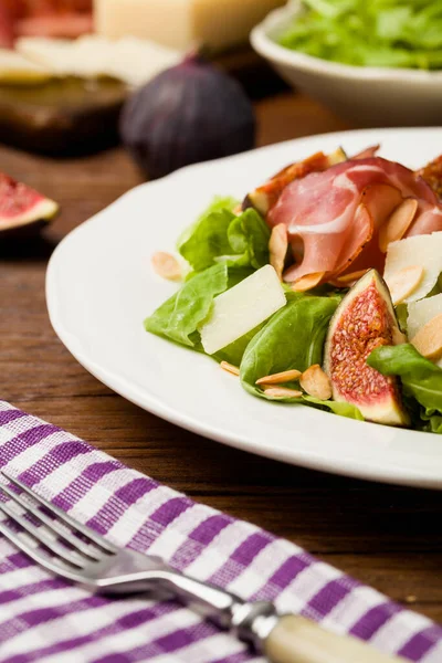 Frischer Salat Mit Feigen Und Prosciutto Mit Parmesan Und Gerösteten — Stockfoto