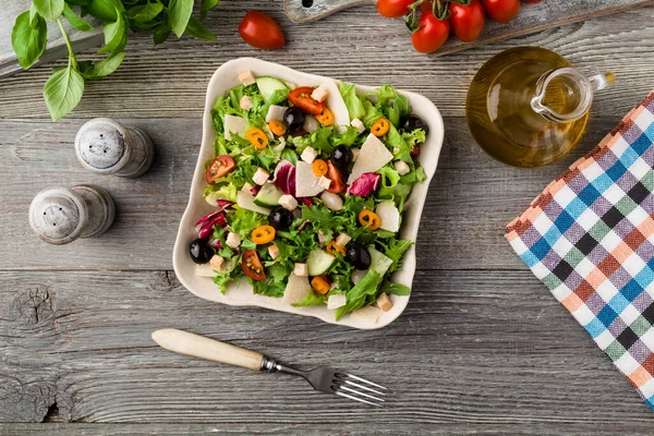 Ensalada Italiana Con Verduras Frescas Con Aceitunas Negras Queso Parmesano —  Fotos de Stock