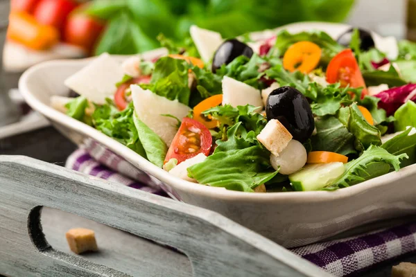 Italienischer Salat Mit Frischem Gemüse Schwarzen Oliven Und Parmesan Vintage — Stockfoto