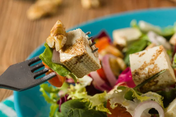 Deliciosa Salada Com Tofu Tomate Nozes Regada Com Molho Vinagre — Fotografia de Stock