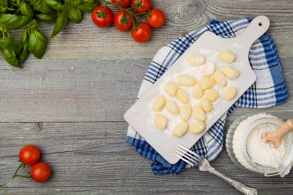 Ungekochte Hausgemachte Kartoffelgnocchi Mit Tomaten Oder Pilzen Mit Mehl — Stockfoto