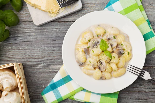 Portion Gnocchi Mit Pilzsoße Und Käse — Stockfoto