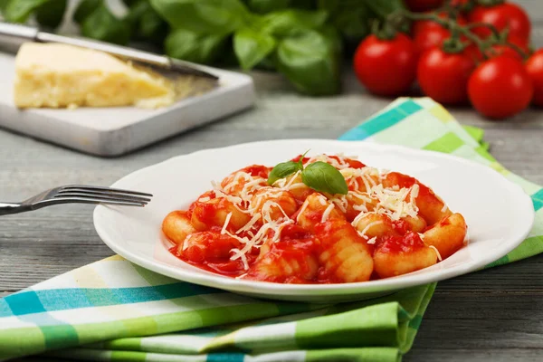 Gnocchin Osuus Tomaattikastikkeessa Juuston Kanssa — kuvapankkivalokuva