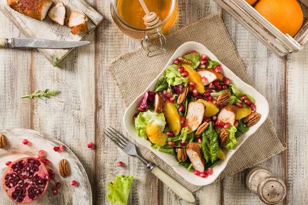 Frühlingssalat Mit Huhn Granatapfel Orange Pekannüssen Und Honig Alter Tischhintergrund — Stockfoto