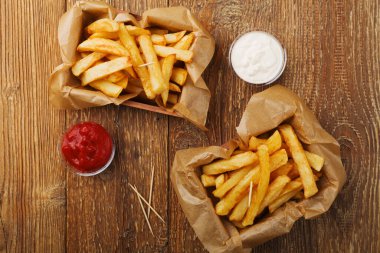 Karton kutuda Belçika usulü patates kızartması servis ediyorum. Batsın ya da batmasın..