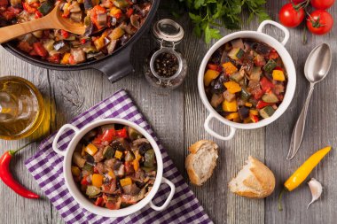 Ratatouille. Klasik yaz sebzeleri Fransız güveci. Ahşap arka plan. Üst görünüm.