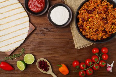 Dürümler et, fasulye ve sebzelerle doludur.