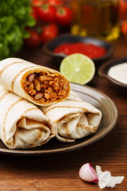 Dürümler et, fasulye ve sebzelerle doludur.