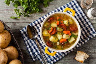 Geleneksel patates çorbası. Üst görünüm.