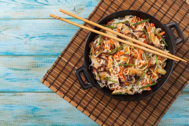 Tavuk, mantar, muz ve sebzeli pilav eriştesi. Üst görünüm.