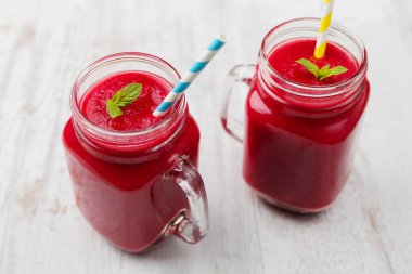 Bir kavanozda taze pancar, havuç ve elmayla servis edilen sebze ve meyve kokteyli..