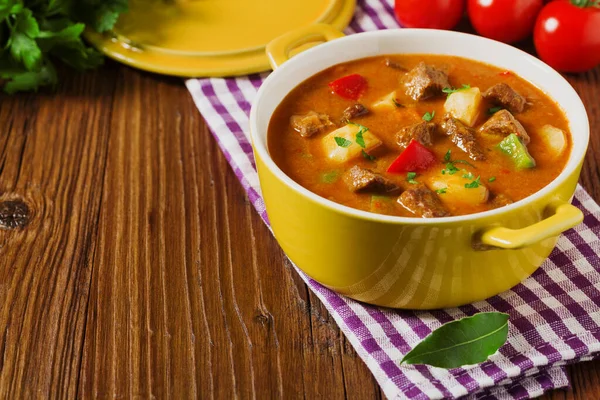 Guisado Carne Servida Com Batatas Cozidas Uma Panela Pequena Amarela — Fotografia de Stock