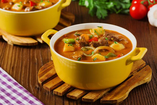 Guisado Carne Servida Com Batatas Cozidas Uma Panela Pequena Amarela — Fotografia de Stock