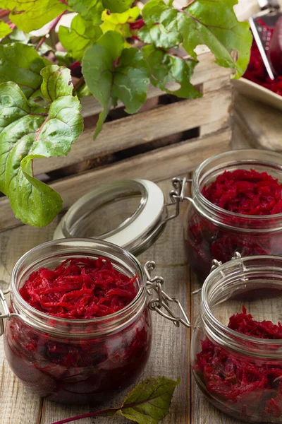 Geriebene Rote Bete Mariniert Gläsern Hölzerner Hintergrund — Stockfoto