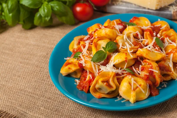 Delicious Tortellini Meat Tomato Sauce Sprinkled Parmesan Cheese Basil Front — Stock Photo, Image