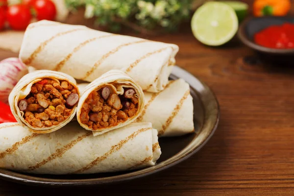 Burritos Wraps Mit Fleisch Bohnen Und Gemüse Auf Holzplatte — Stockfoto