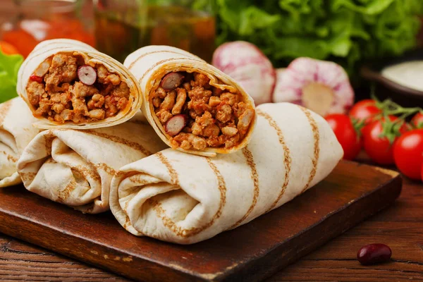 Burrito Met Vlees Bonen Groenten Houten Bord — Stockfoto