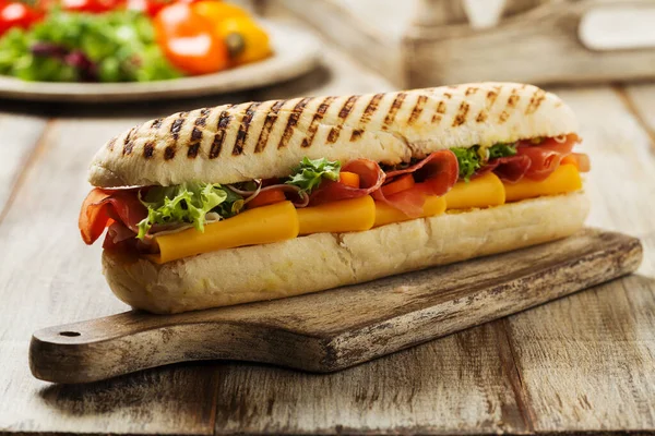 Traditionell Italiensk Smörgås Med Skinka Och Ost Serveras Varm — Stockfoto
